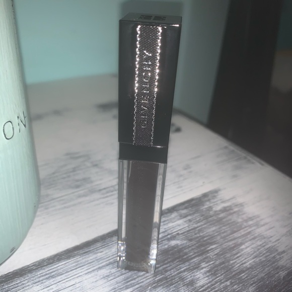 Givenchy Lipgloss in “Noir”